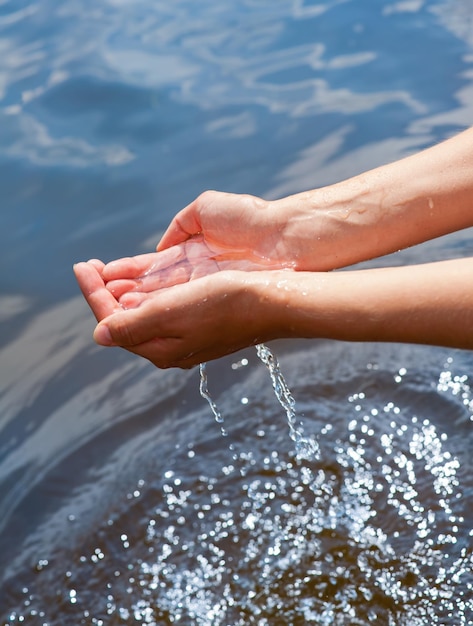 Foto acqua nelle mani