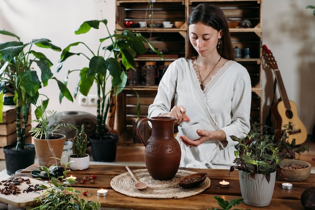 Water in de kan gieten met cacao ceremonieel cacaoritueel