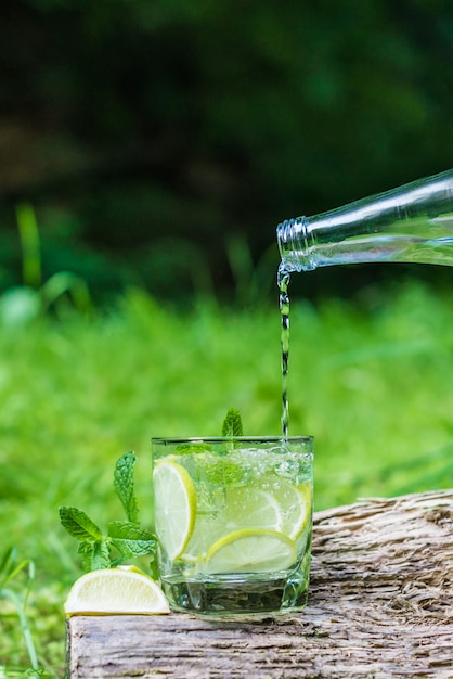 Water in een glas gieten