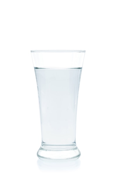 Water in een glas op wit