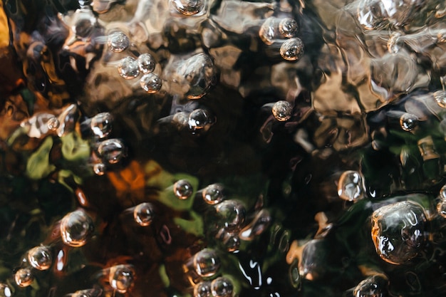 Water in een grote metalen container een textuurbeeld van de agitatie van de vloeistof