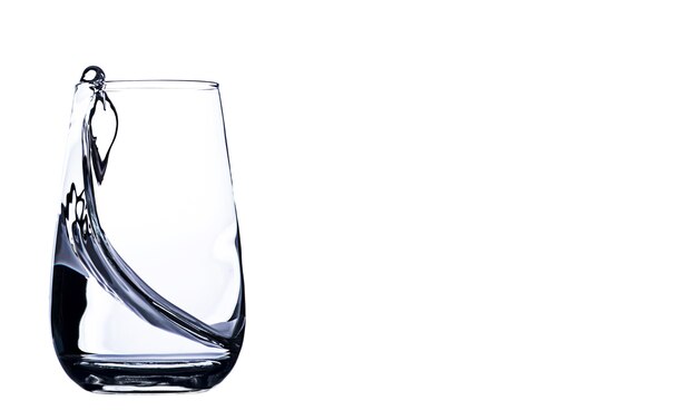 Foto water in glas met plons