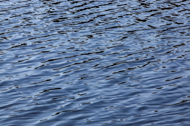 Water in het meer bij rustig winderig weer