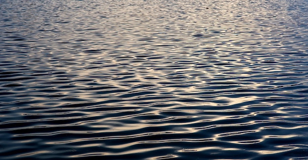 水は穏やかで水は穏やかです。