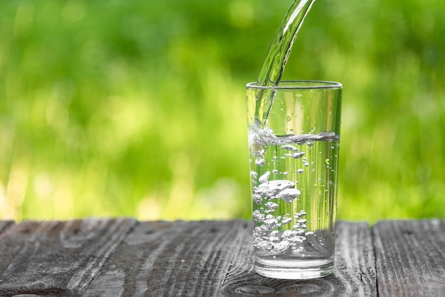 L'acqua viene versata in un bicchiere.