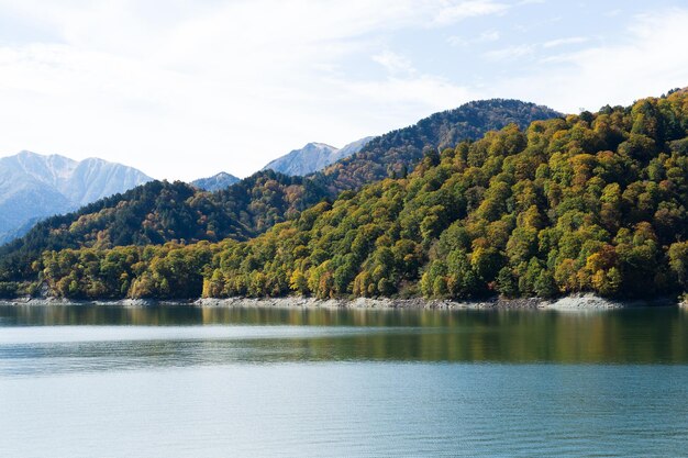 Водное озеро на плотине Куробе