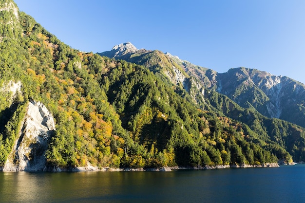 Водное озеро на плотине Куробе