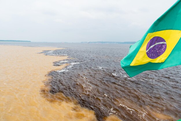 ブラジルでの水会議-アマゾン川とリオデルネグロのきれいで汚れた川の水とさまざまな小川