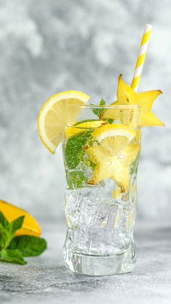 Water met citroen, sterfruit, munt en ijsblokjes in glas