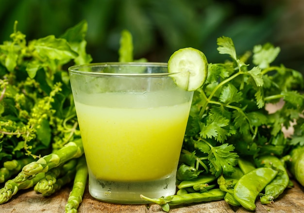 Foto water met komkommer en kruiden detox