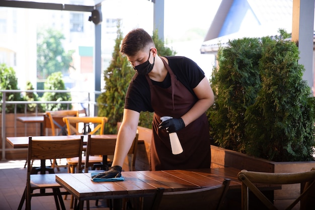 Water met masker in restaurant, uitbraak van coronavirus