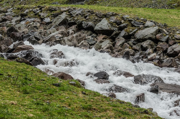 Water met rotsen in de natuur