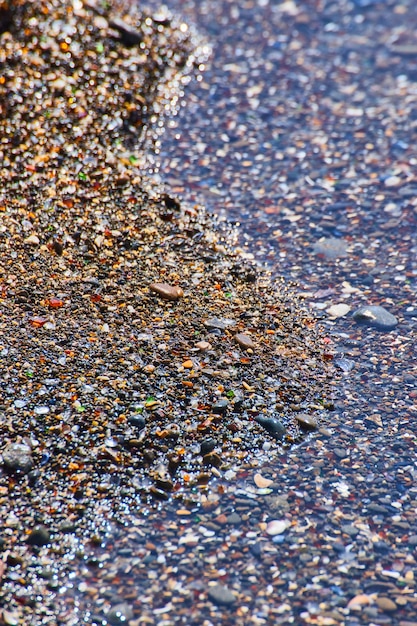 写真 ガラスの破片で覆われたガラスのビーチの海岸の水