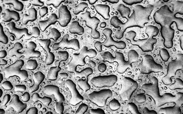Water op een metalen oppervlak voor grillige vormen