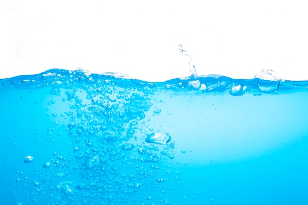 Water oppervlakte kleur blauw met luchtbellen geïsoleerd op de witte achtergrond.