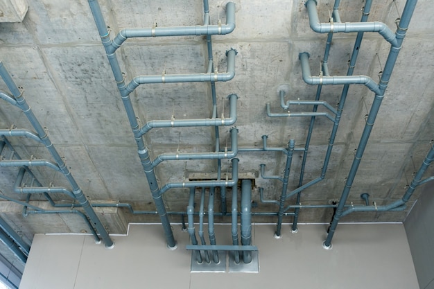 Sistema di tubi dell'acqua sul soffitto.