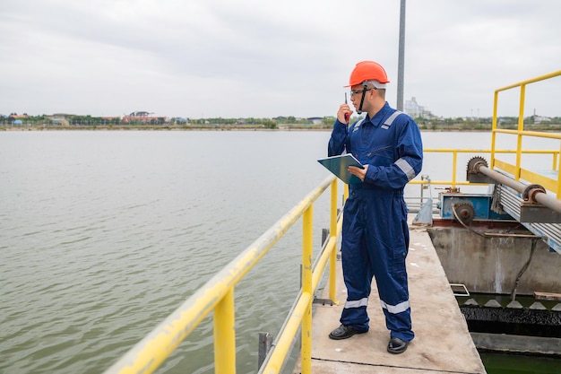 Специалисты по обслуживанию водоочистных сооружений инженеры-механики проверяют систему управления на водоочистных сооружениях