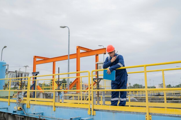 Специалисты по обслуживанию водоочистных сооружений инженеры-механики проверяют систему управления на водоочистных сооружениях