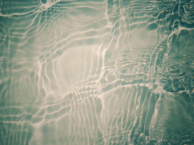 Вода в бассейне зеленая и вода прозрачная