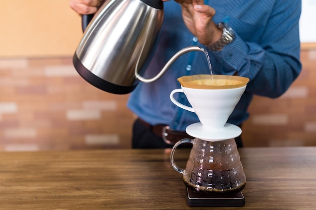 コーヒーフィルターに水がかかる