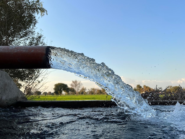 Photo water pouring from a pipe into a pool