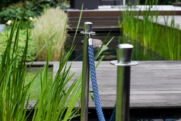 Foto pompa dell'acqua in un giardino