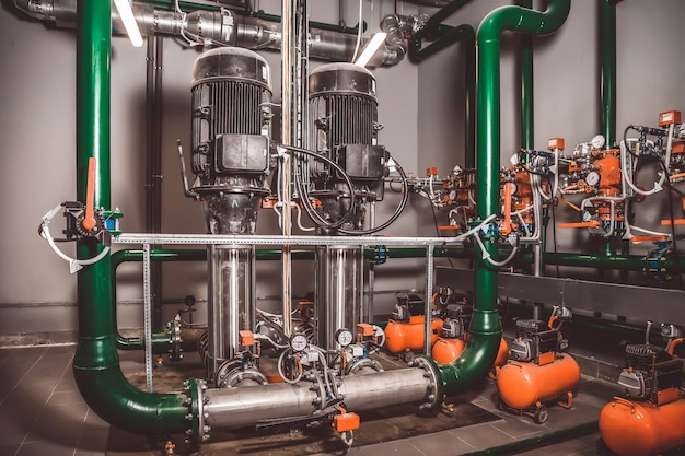消防作業用の高圧水を供給するための工業室の水ポンプ場とタンク付きパイプライン
