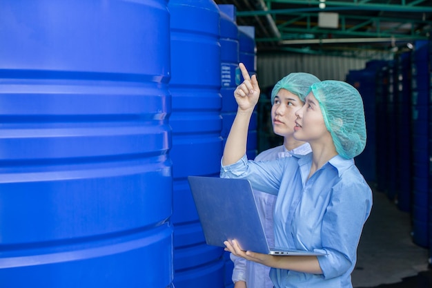 Photo water quality control officer engineer team inspect water tanks in beverage industry factory for ensure cleanliness standards