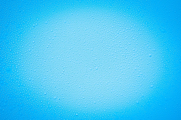 Foto gocce d'acqua o di pioggia su sfondo blu