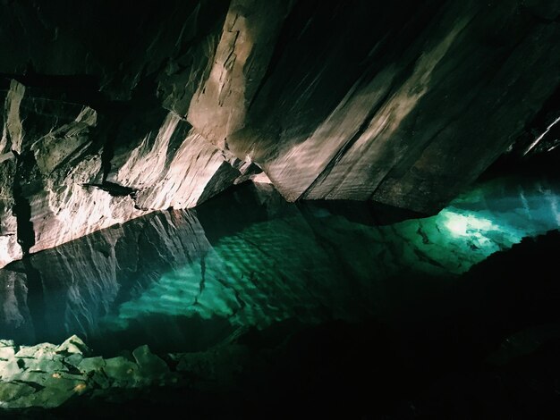 Foto water reflecteert op de muur van de grot