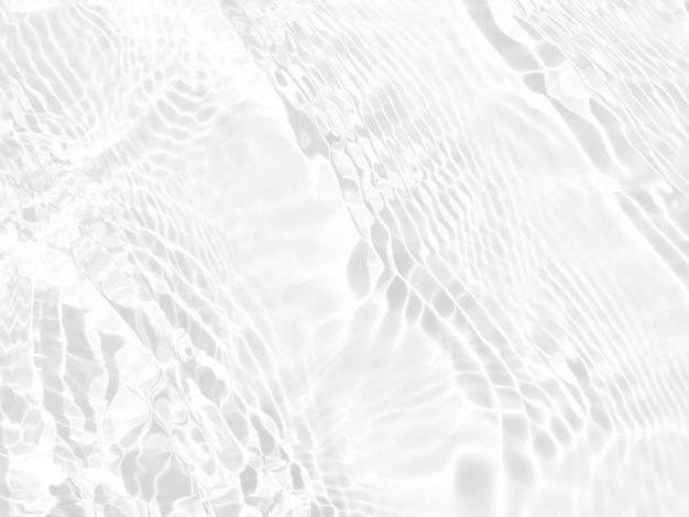 Water rimpelt op een wit oppervlak met het woord water erop.