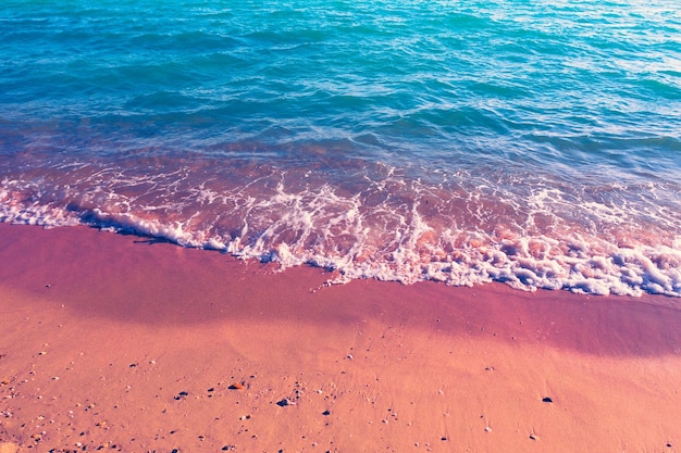 La riva di un mare calmo spiaggia di sabbia