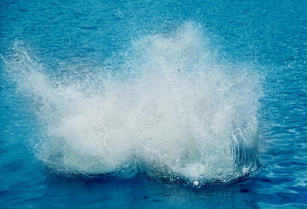 Разбивая воду, бросая воду в воздух