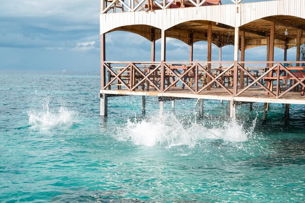 Foto water spat in de zee tegen de lucht