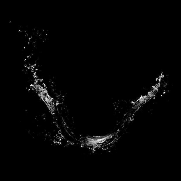 Water spatten geïsoleerd over een zwarte achtergrond.