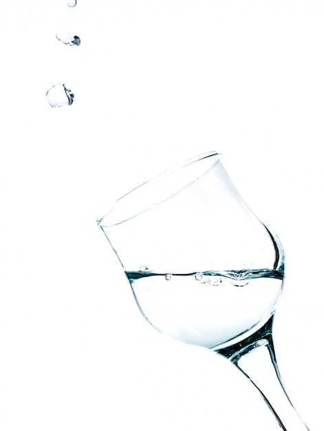 Water spatten in een verticaal glas