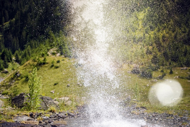 Water spatten vallen van top van waterval