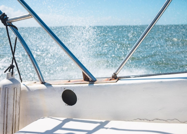 Water spetterend in de boot op een zonnige dag