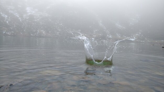 Water spetterend in de zee