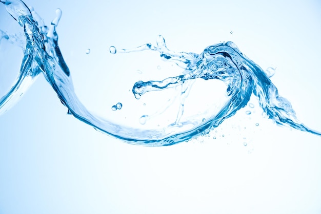 Water spetterend op een witte achtergrond