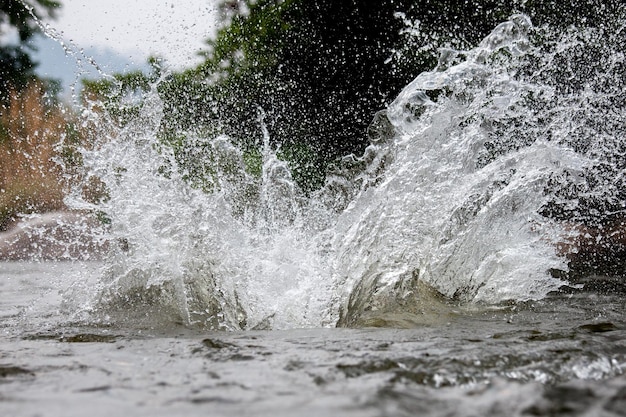 Foto water spetterend op rotsen