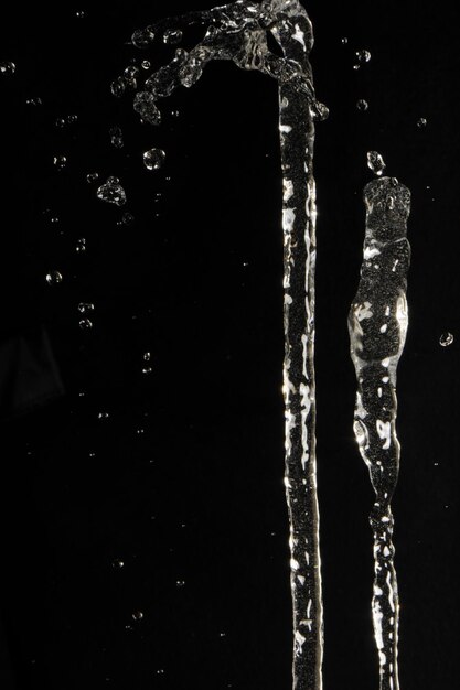 Foto spruzzo d'acqua su sfondo nero