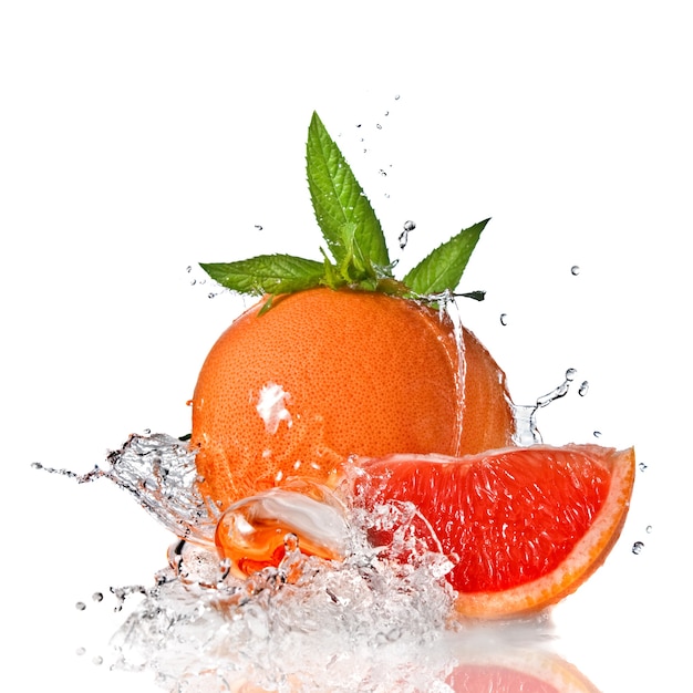 Water splash op grapefruit met munt geïsoleerd op wit