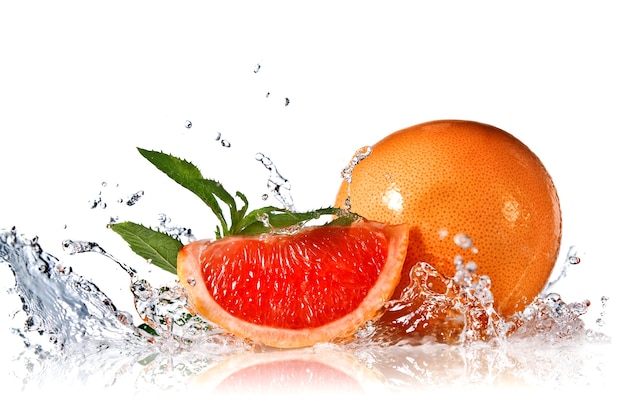 Water splash op grapefruit met munt geïsoleerd op wit