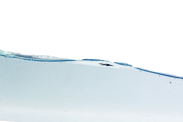 Foto spruzzata dell'acqua con le bolle di aria, isolata sui precedenti bianchi