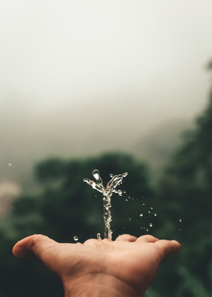 Photo water splash with a green background