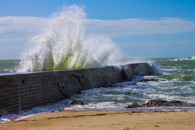 写真 空に逆らってビーチに水がスプラッシュする