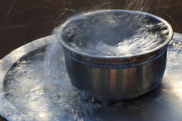 Foto spruzzi d'acqua sul contenitore