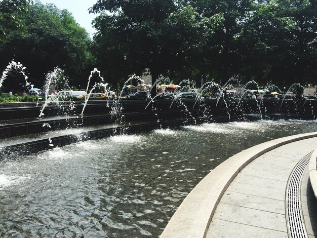 Photo water splashing in fountain at park