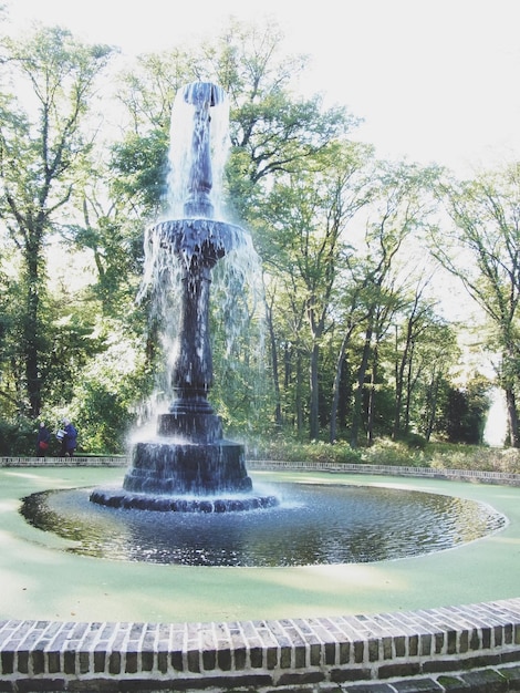 Foto acqua che spruzza sulla fontana